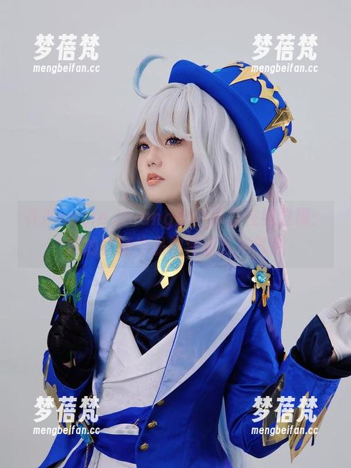 在Messie Huang的世界里在线发现：她的套装作品弥漫着艺术气息